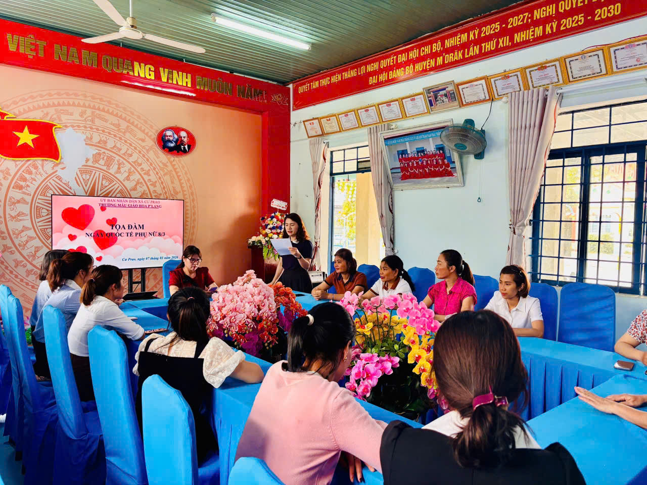 CHÀO MỪNG NGÀY QUỐC TẾ PHỤ NỮ 8/3 – TRƯỜNG MẪU GIÁO HOA PLANG Tháng Ba về dịu dàng như một bản nhạc mùa xuân còn vang lại. Trong cái nắng nhẹ và gió thoảng đầu mùa, ngày 8/3 lại đến – ngày để tôn vinh những người phụ nữ tuyệt vời, những người luôn mang trong mình sự yêu thương, dịu dàng và mạnh mẽ. Ở Trường Mẫu giáo Hoa Plang, các cô giáo không chỉ là người dạy học mà còn là những “người mẹ thứ hai” của các con. Mỗi ngày đến trường là một ngày các cô dành trọn trái tim để chăm sóc, dạy dỗ và nâng niu từng nụ cười trẻ thơ. Từ bữa ăn, giấc ngủ đến từng bài hát, câu chuyện… tất cả đều chứa đựng tình yêu thương thầm lặng của những người làm nghề “ươm mầm hạnh phúc”. Nhân dịp đặc biệt này, các cô giáo của trường đã cùng nhau khoác lên mình những tà áo dài truyền thống – dịu dàng, duyên dáng mà đầy tự hào. Trong tà áo dài thướt tha, các cô rạng rỡ hơn, tươi tắn hơn, như những đóa hoa tháng Ba đang nở rộ giữa sân trường. Những bức ảnh được lưu lại không chỉ đơn giản là khoảnh khắc chụp hình, mà còn là kỷ niệm đẹp của tình đồng nghiệp, của niềm vui và sự gắn bó. Đó là nụ cười của những người phụ nữ vừa dịu dàng, vừa mạnh mẽ; vừa đảm đang trong cuộc sống, vừa tận tụy với nghề giáo – nghề gieo những hạt mầm đầu tiên cho tương lai. Giữa sân trường thân quen, tà áo dài bay nhẹ trong gió, nụ cười các cô rạng rỡ bên nhau… tất cả tạo nên một bức tranh thật đẹp của những người phụ nữ yêu nghề, yêu trẻ và yêu cuộc sống. Nhân Ngày Quốc tế Phụ nữ 8/3, xin kính chúc tất cả các bà, các mẹ, các cô giáo và toàn thể chị em phụ nữ luôn mạnh khỏe, hạnh phúc, xinh đẹp và tràn đầy năng lượng tích cực. Chúc cho tập thể nữ cán bộ, giáo viên, nhân viên Trường Mẫu giáo Hoa Plang luôn giữ mãi ngọn lửa nhiệt huyết với nghề, tiếp tục lan tỏa yêu thương và chắp cánh cho những ước mơ tuổi thơ. 🌸 Chúc mừng Ngày Quốc tế Phụ nữ 8/3 – Chúc cho mọi người phụ nữ luôn rạng rỡ như những đóa hoa tháng Ba! 🌸