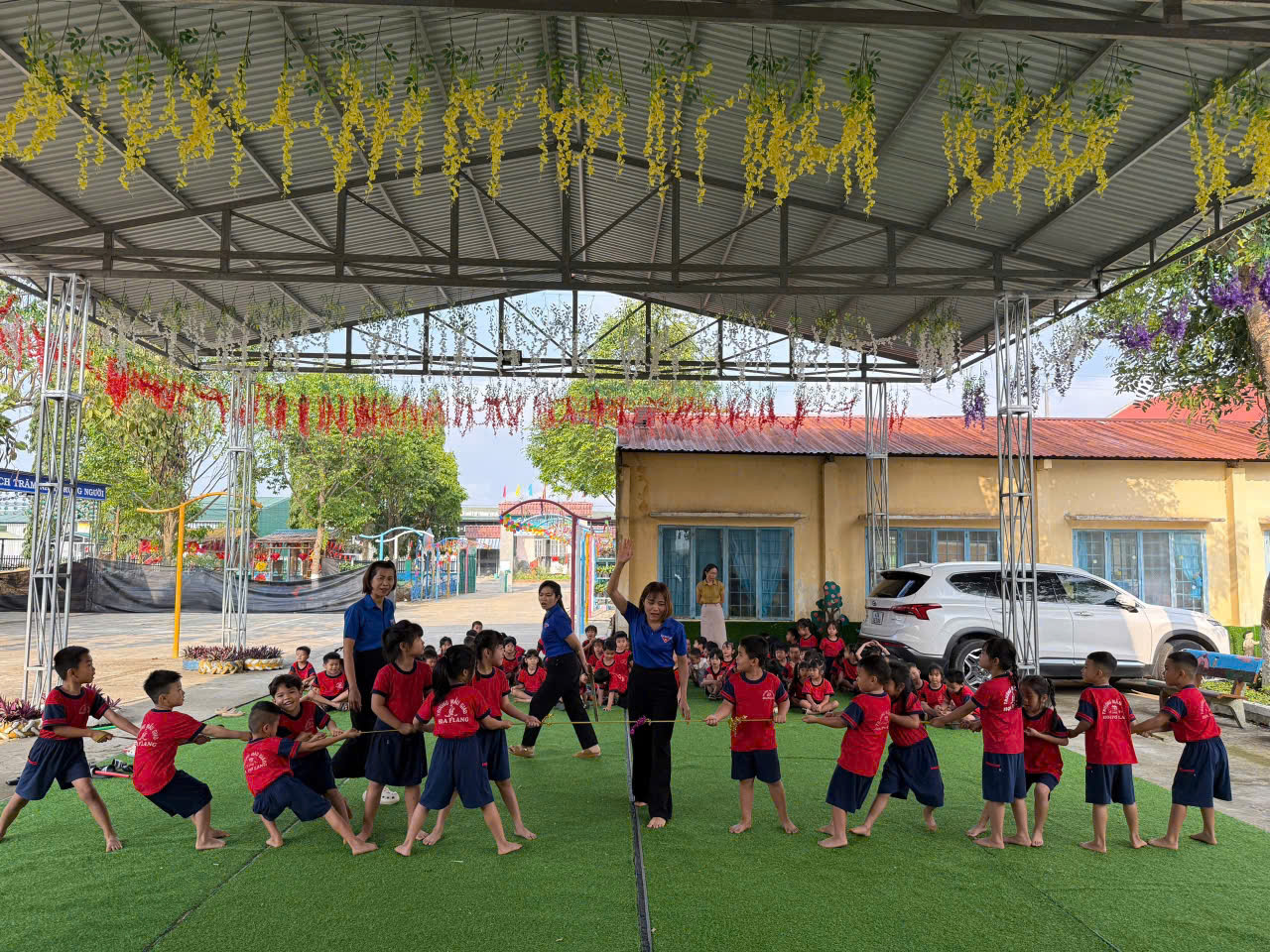 🌱🌟 KỶ NIỆM 95 NĂM NGÀY THÀNH LẬP ĐOÀN THANH NIÊN CỘNG SẢN HỒ CHÍ MINH🌟🌱 Hòa trong không khí vui tươi, phấn khởi của tuổi trẻ cả nước hướng về kỷ niệm 95 năm Ngày thành lập Đoàn Thanh niên, cô và các bé trường Mẫu giáo Hoa P’Lang đã cùng nhau tham gia chuỗi hoạt động thật ý nghĩa, bổ ích và tràn đầy tiếng cười 💙 Ngay từ sáng sớm, các con đã đến lớp với tâm trạng háo hức, rộn ràng. Dưới sự hướng dẫn tận tình của cô, các bé được tham gia nhiều hoạt động phong phú, phù hợp với lứa tuổi nhưng vẫn mang ý nghĩa giáo dục sâu sắc: ✨ Tham gia các trò chơi tập thể giúp rèn luyện tinh thần đoàn kết, nhanh nhẹn. ✨ Lắng nghe đ/c Lê Thị Mỹ Lộc: Phó bí thư đoàn trường MG Hoa P’Lang kể chuyện, giới thiệu về truyền thống vẻ vang của Đoàn Thanh niên một cách gần gũi, dễ hiểu ✨ Hưởng ứng ngày chủ nhật xanh của chi đoàn ✨ Tham gia các hoạt động như: lao động dọn vệ sinh, tưới nước, lau lá…. Thông qua những hoạt động này, các con không chỉ được vui chơi, trải nghiệm mà còn được gieo những “hạt giống” đầu tiên về lòng yêu nước, tinh thần tập thể, ý thức kỷ luật và niềm tự hào dân tộc 🌟 Đặc biệt, nhìn những gương mặt rạng rỡ, những tiếng cười trong trẻo và sự hồn nhiên của các con, đó chính là món quà ý nghĩa nhất đối với cô. Những khoảnh khắc ấy sẽ trở thành kỷ niệm đẹp, góp phần nuôi dưỡng tâm hồn trẻ thơ trong những năm tháng đầu đời ❤️ 💐 Kỷ niệm 95 năm Ngày thành lập Đoàn Thanh niên – một chặng đường đầy tự hào, là ngọn lửa thắp sáng lý tưởng, khát vọng và tinh thần cống hiến của bao thế hệ tuổi trẻ Việt Nam. Chúc cho các con luôn chăm ngoan, học giỏi, lớn lên trở thành những công dân tốt, tiếp bước truyền thống vẻ vang của thế hệ đi trước! 🌈