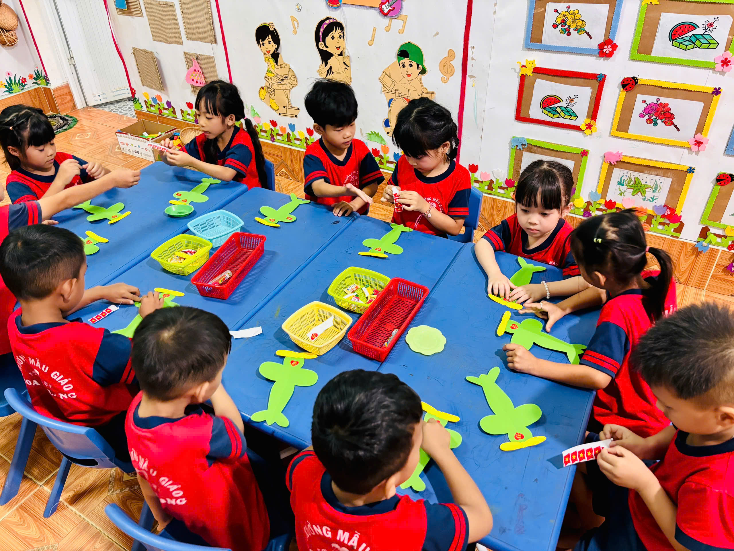 TRƯỜNG MẪU GIÁO HOA P’LANG HƯỞNG ỨNG KỶ NIỆM 51 NĂM NGÀY GIẢI PHÓNG MIỀN NAM, THỐNG NHẤT ĐẤT NƯỚC (30/4/1975 – 30/4/2026) VÀ 140 NĂM NGÀY QUỐC TẾ LAO ĐỘNG (1/5/1886 – 1/5/2026)
