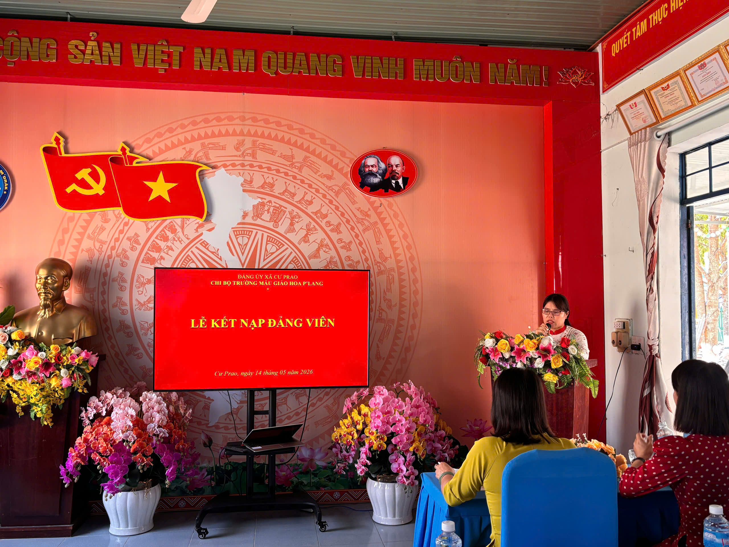 CHI BỘ TRƯỜNG MẪU GIÁO HOA P’LANG LÀM LỄ KẾT NẠP ĐẢNG VIÊN MỚI VÀ KẾT HỢP SINH HOẠT CHUYÊN ĐỀ NÂNG CAO CHẤT LƯỢNG ĐỘI NGŨ CẢN BỘ ĐẢNG VIÊN TRONG THỜI KỲ MỚI. QUÝ II/2026